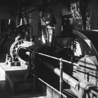 Zabytkowa maszyna w&nbsp;hali dawnej walcowni w&nbsp;Muzeum Hutnictwa Cynku.