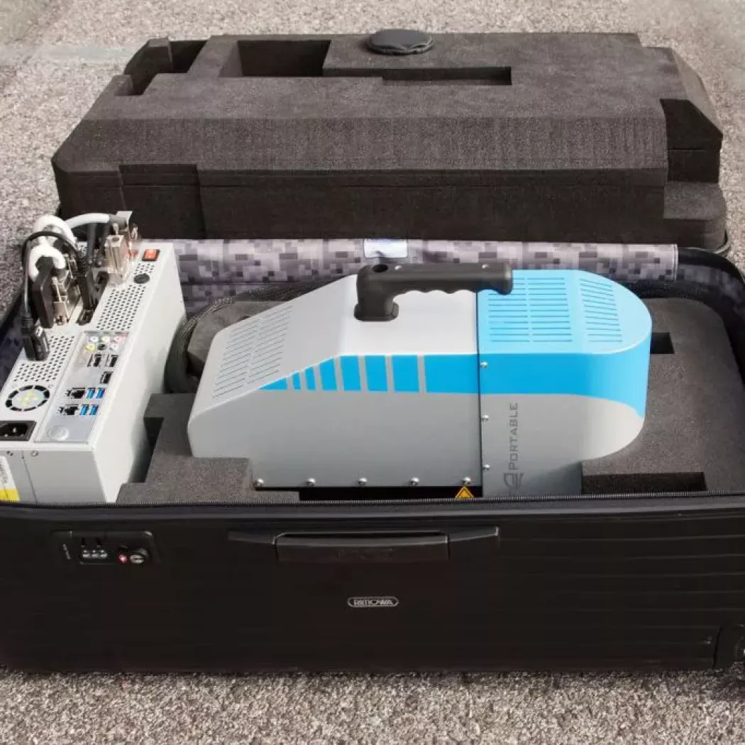 Zestaw transportowy Alicona IF-PortableRL w&nbsp;walizce – mobilny system do pomiaru nierówności i&nbsp;kształtu 2D/3D