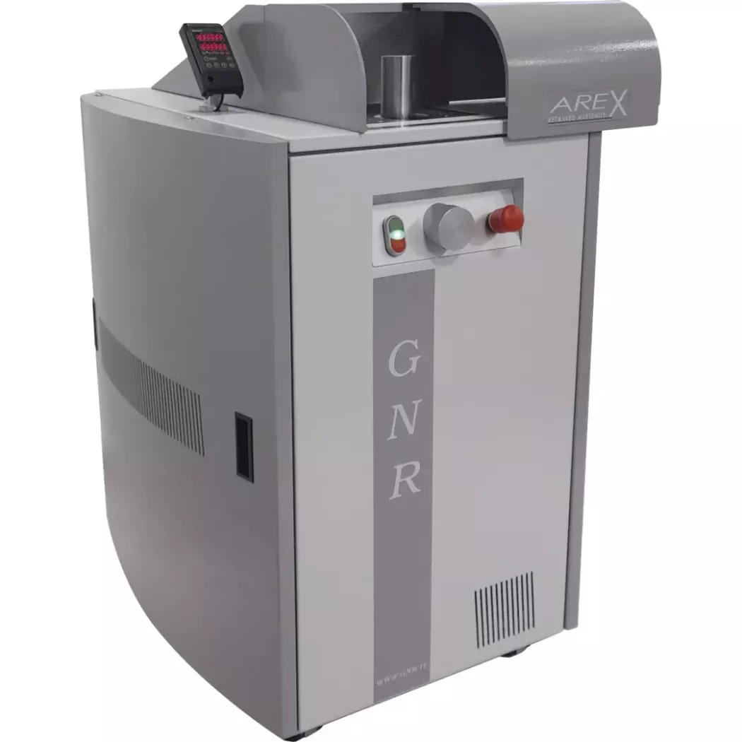 Skośny widok dyfraktometru GNR AreX z&nbsp;osłoną i&nbsp;panelem sterowania