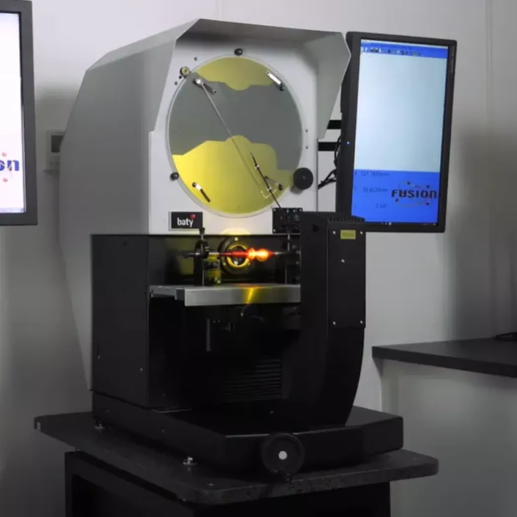 Poziomy projektor pomiarowy Baty na stanowisku pomiarowym – stabilna konstrukcja do produkcji i&nbsp;laboratorium