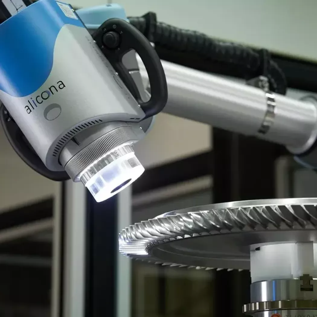 Cobot Bruker Alicona wykonujący optyczne pomiary 3D komponentów turbin lotniczych (MTU)