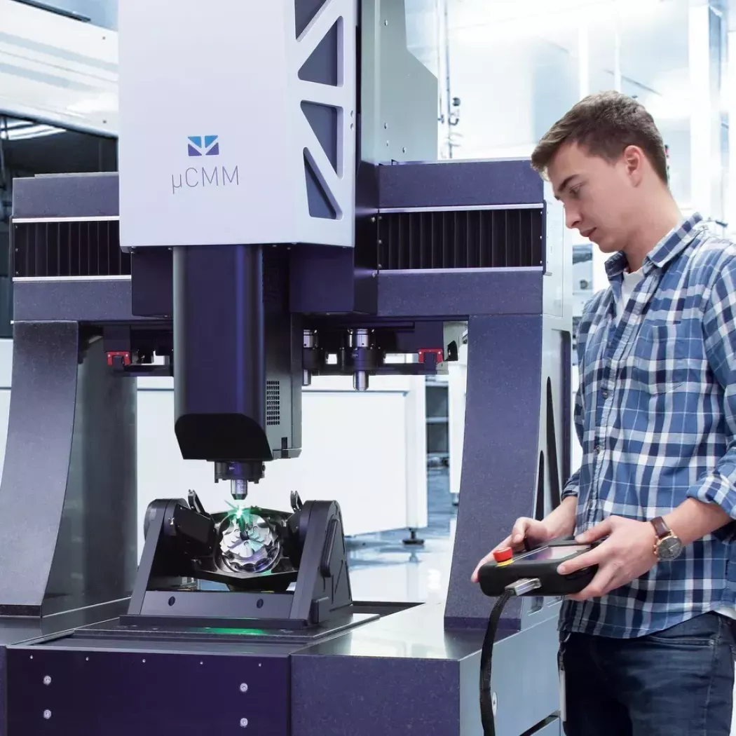 Operator obsługujący Bruker Alicona µCMM – optyczna maszyna pomiarowa 3D