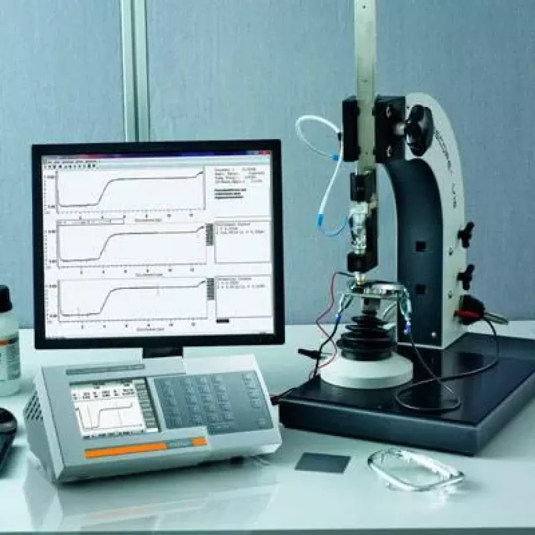Zestaw COULOSCOPE CMS2: stanowisko do pomiarów niszczących i&nbsp;analiza wyników na ekranie