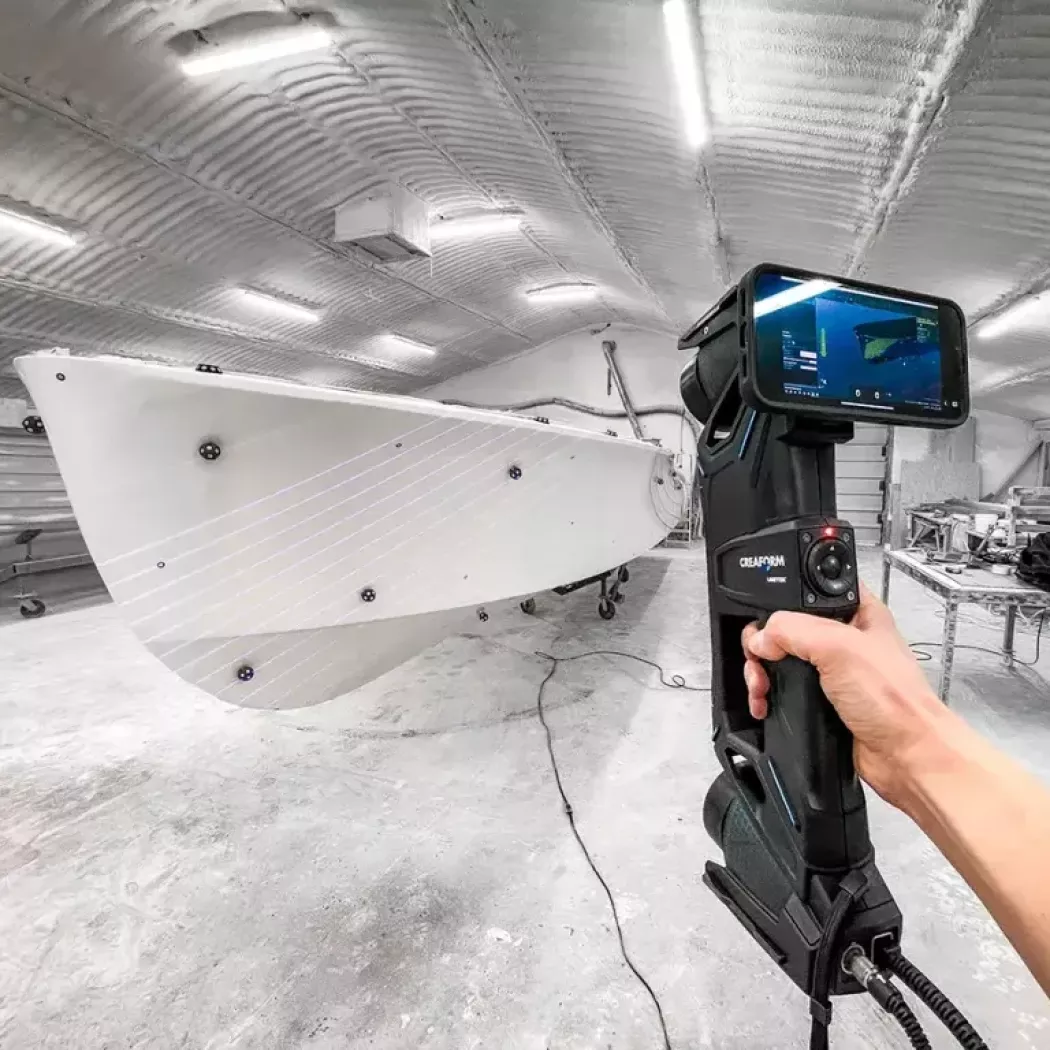 Ręczny skaner 3D Creaform HandySCAN 3D MAX skanuje kadłub łodzi — szybki, precyzyjny pomiar dużych elementów