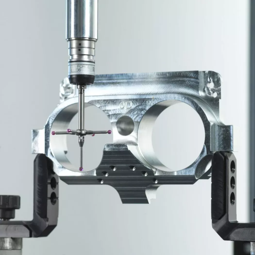 Deltron CMM mierzący element z&nbsp;otworami i&nbsp;krawędziami w&nbsp;procesie kontroli jakości