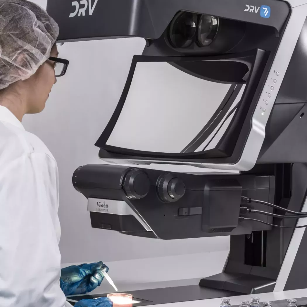 Pracownik laboratorium wykorzystuje mikroskop 3D FHD DRV-Z1 do obserwacji próbek w&nbsp;szalce Petriego w&nbsp;środowisku farmaceutycznym