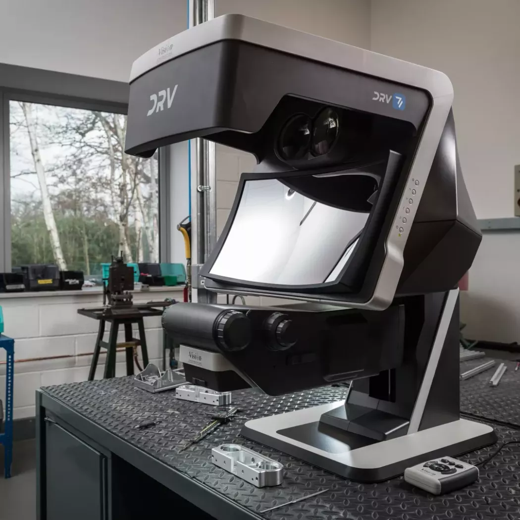 Mikroskop 3D FHD DRV-Z1 ustawiony na stanowisku kontroli jakości w&nbsp;zakładzie produkcyjnym, przygotowany do inspekcji detali