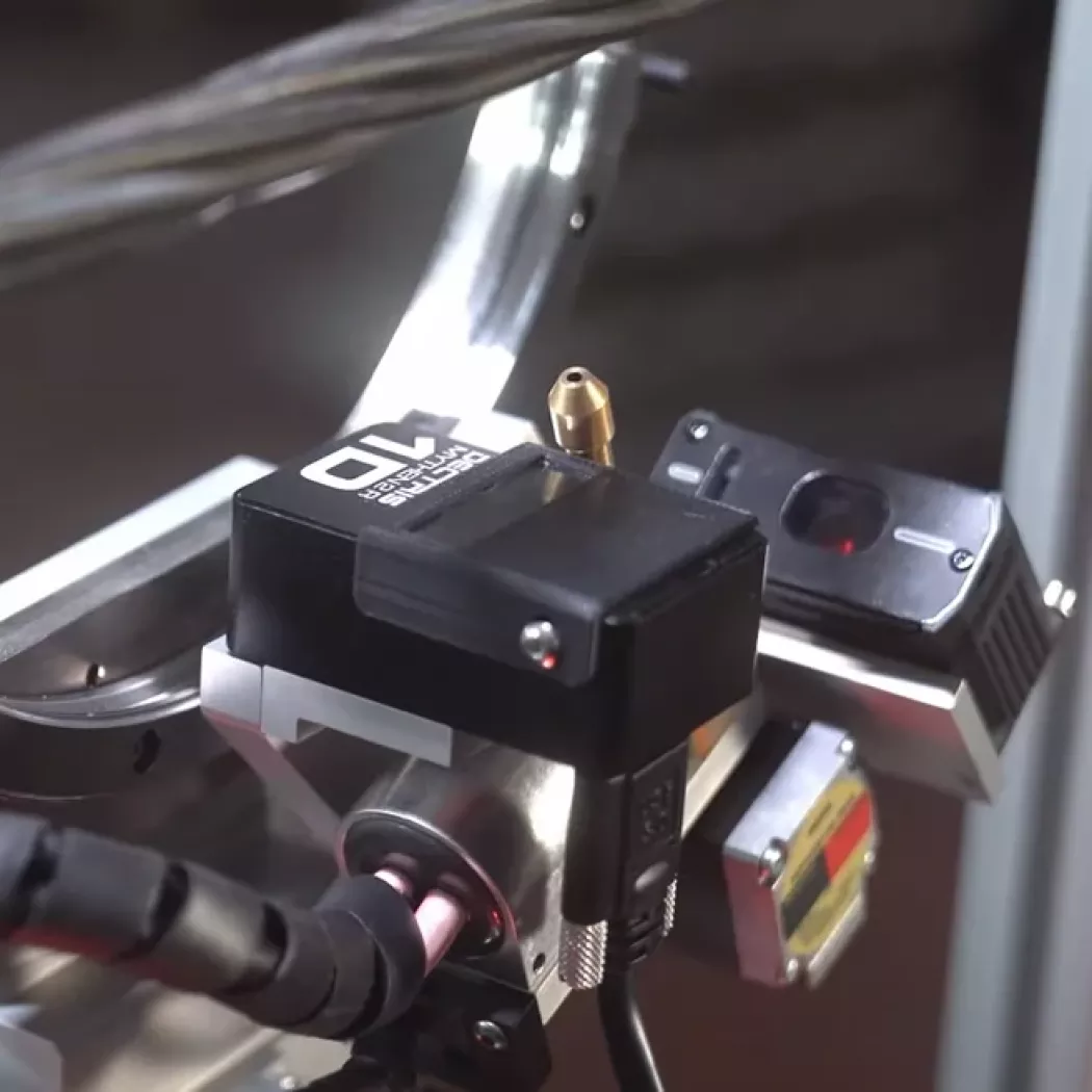 Zbliżenie głowicy przenośnego dyfraktometru rentgenowskiego Theta-Theta EDGE (GNR) z&nbsp;laserowym wskaźnikiem pozycjonowania podczas pomiaru naprężeń.