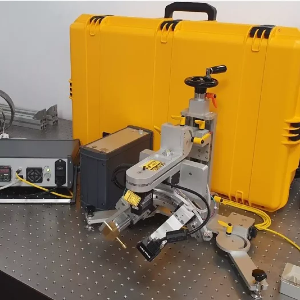 Pełen widok przenośnego dyfraktometru rentgenowskiego Theta-Theta EDGE (GNR) z&nbsp;łukowym goniometrem do badań w&nbsp;laboratorium i&nbsp;w terenie.