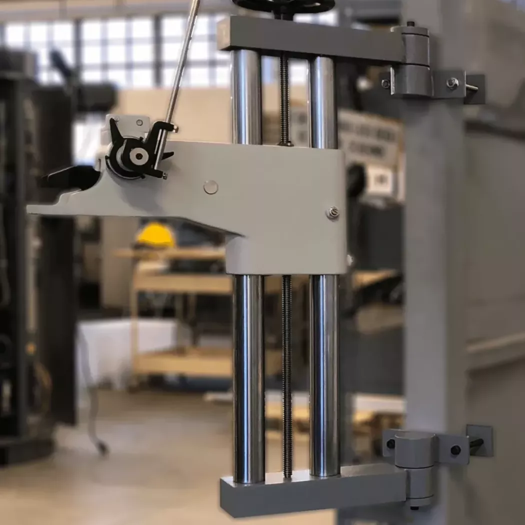 Mechanizm zaciskowy twardościomierza Ernst AT250 – uchwyt mocujący próbkę