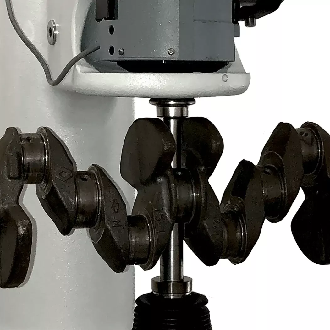 Pomiar twardości na wale korbowym twardościomierzem Ernst AT250