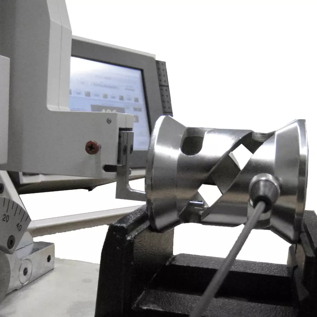 Pomiar twardości w&nbsp;trudno dostępnym miejscu (przekrój) twardościomierzem Esatest MTR-X Ernst