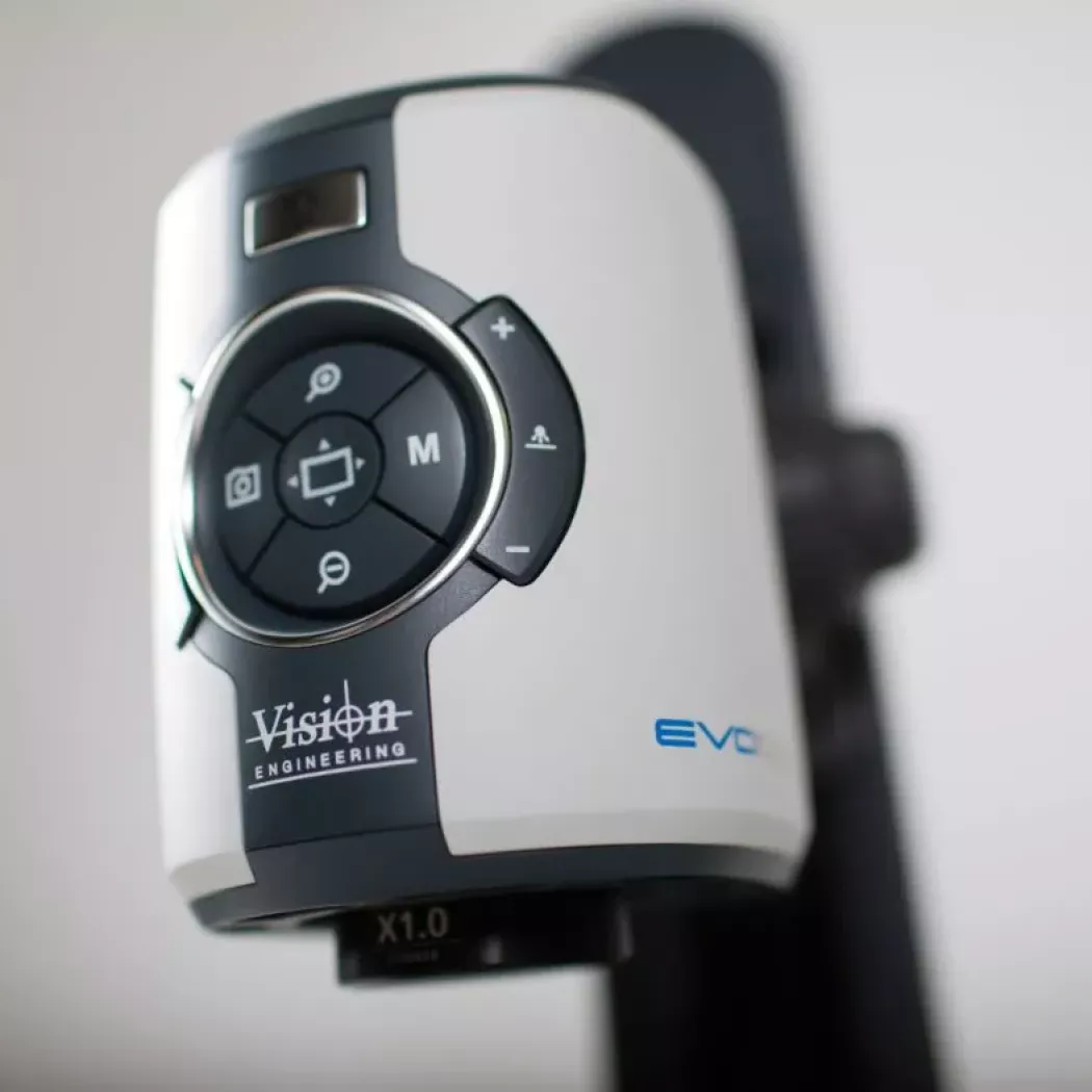 Zbliżenie na panel sterowania mikroskopu cyfrowego EVO Cam II Vision Engineering