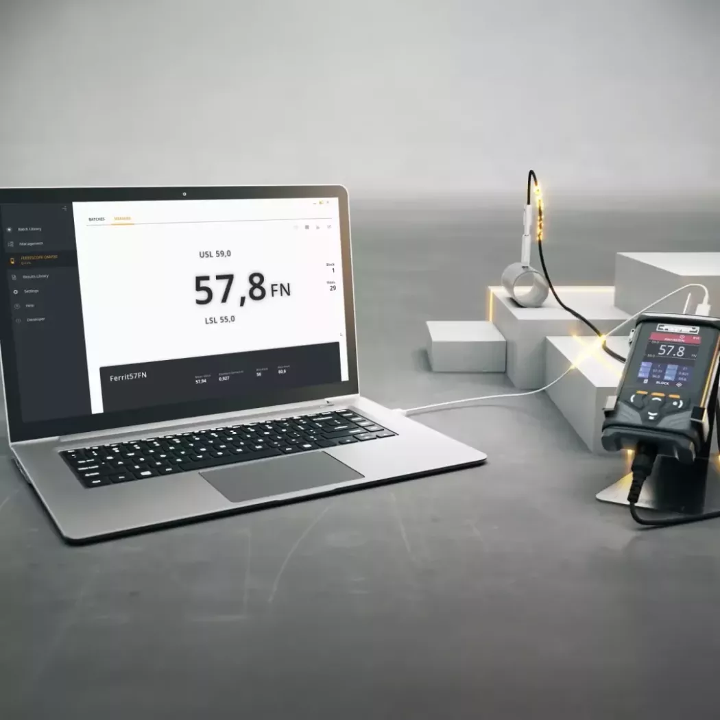 Miernik FERITSCOPE DMP30 podłączony do laptopa z&nbsp;oprogramowaniem FISIQ T – odczyt 57,8 FN