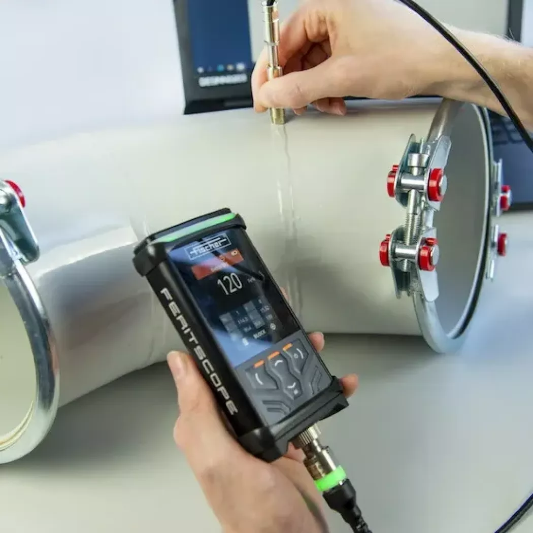 Pomiar zawartości ferrytu w&nbsp;spoinie rurociągu miernikiem FERITSCOPE DMP30