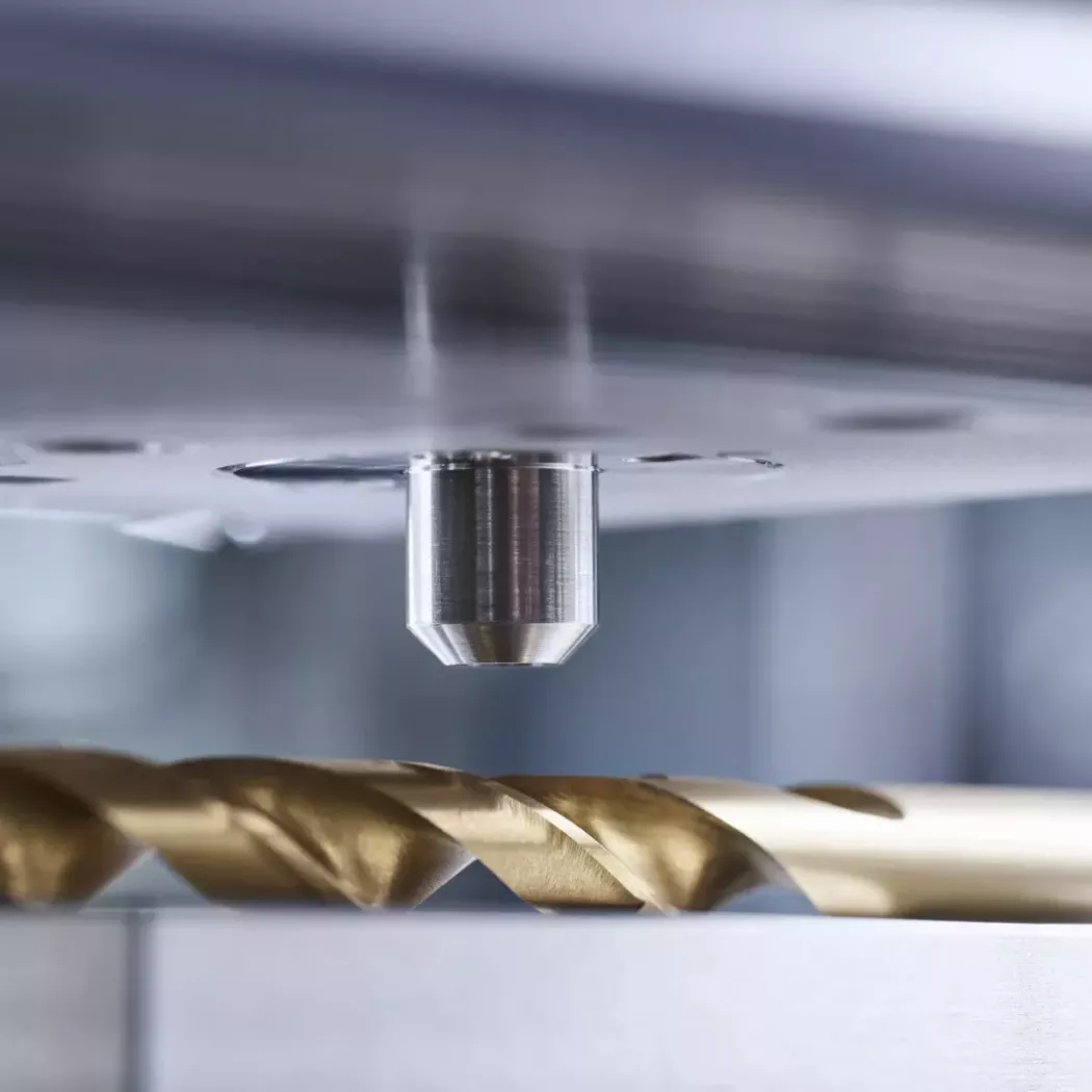 Wgłębnik w&nbsp;urządzeniu FISCHERSCOPE HM2000 – zbliżenie podczas testu twardości