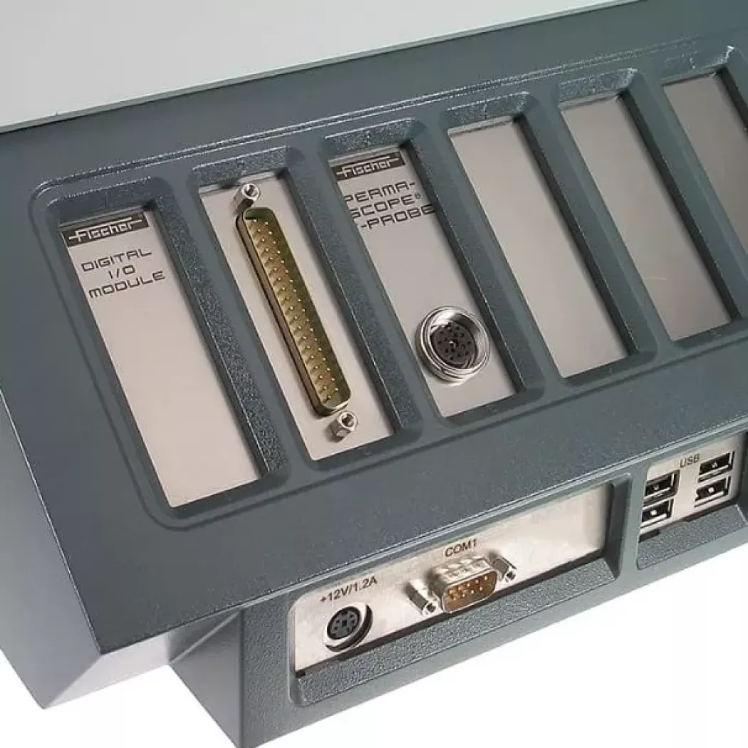 Panel złączy i&nbsp;interfejsów w&nbsp;stacji FISCHERSCOPE MMS PC2 (modułowy system pomiarowy)