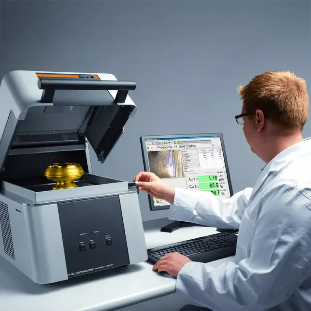 Operator wykonuje pomiar grubości powłoki spektrometrem FISCHERSCOPE X-RAY XAN 250/252