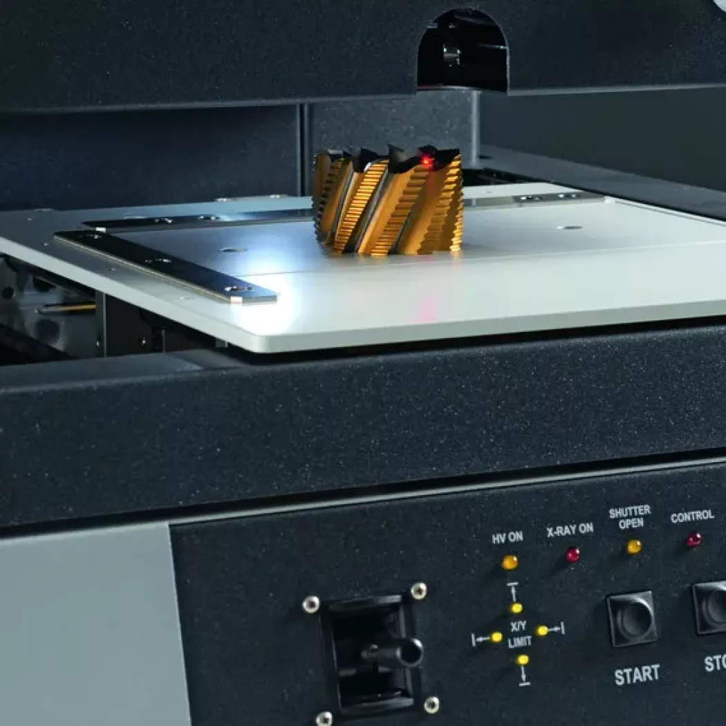 Głowica frezarska w&nbsp;komorze – pomiar powłok na FISCHERSCOPE&reg; X-RAY XDL 230 (XRF)