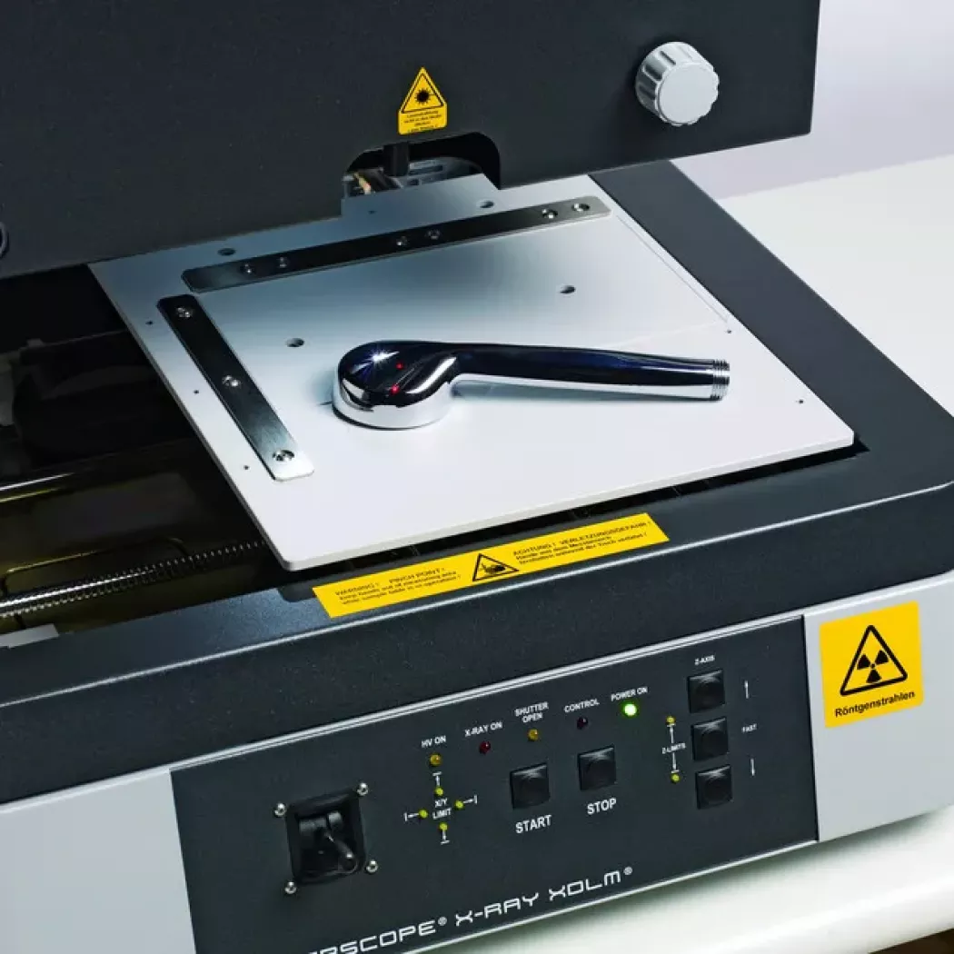 Pomoc pozycjonowania próbki w&nbsp;FISCHERSCOPE X-RAY XDLM 237 (spektrometr XRF)