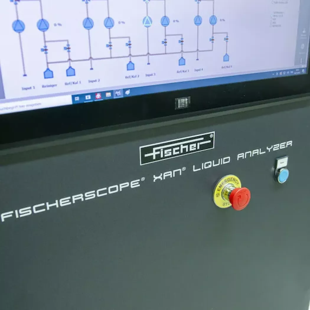Znakowanie Fischer i&nbsp;przycisk awaryjny w&nbsp;FISCHERSCOPE XAN Liquid Analyzer