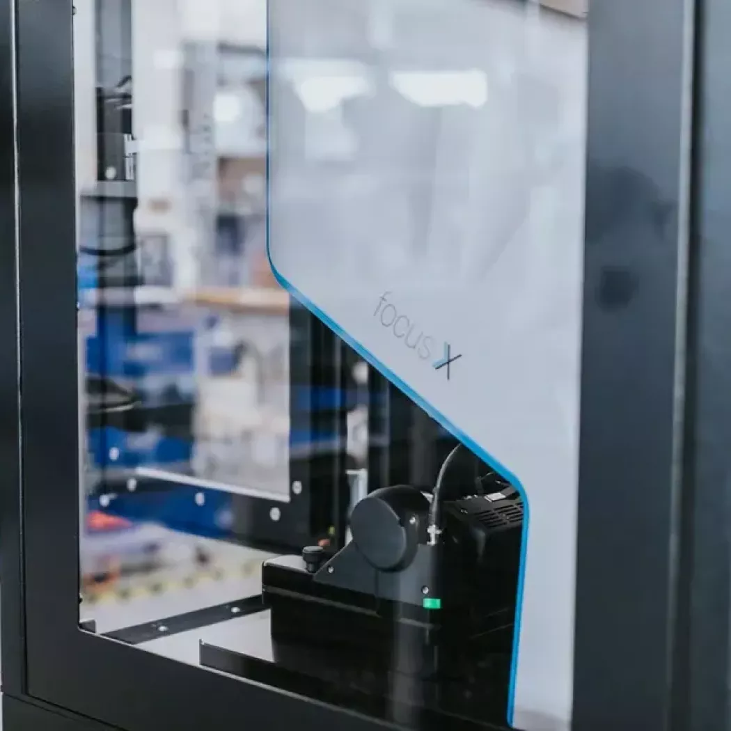 Urządzenie pomiarowe 3D FocusX w&nbsp;zabudowie shopfloor – widok przez szybę obudowy