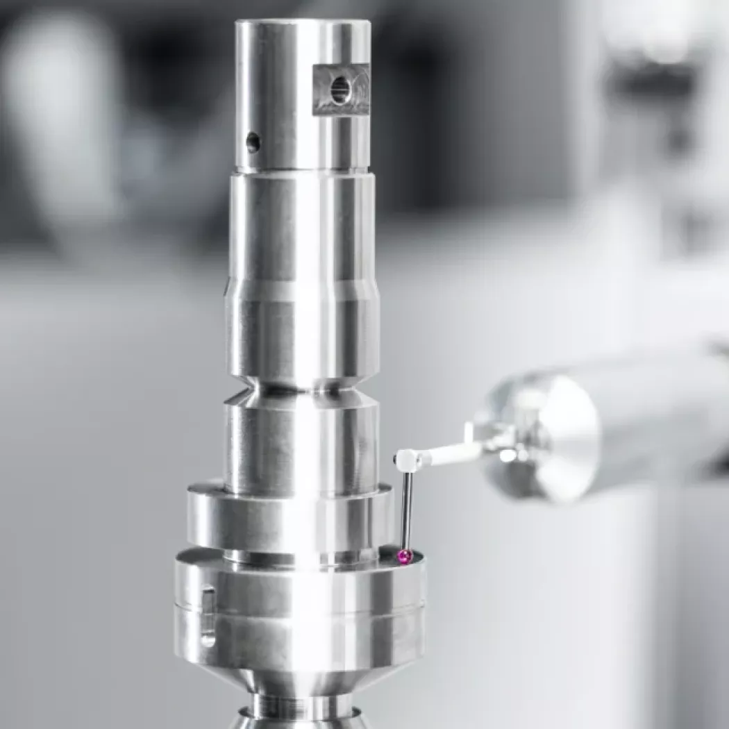 Pomiar detalu metalowego sondą rubinową w&nbsp;urządzeniu Formline F900