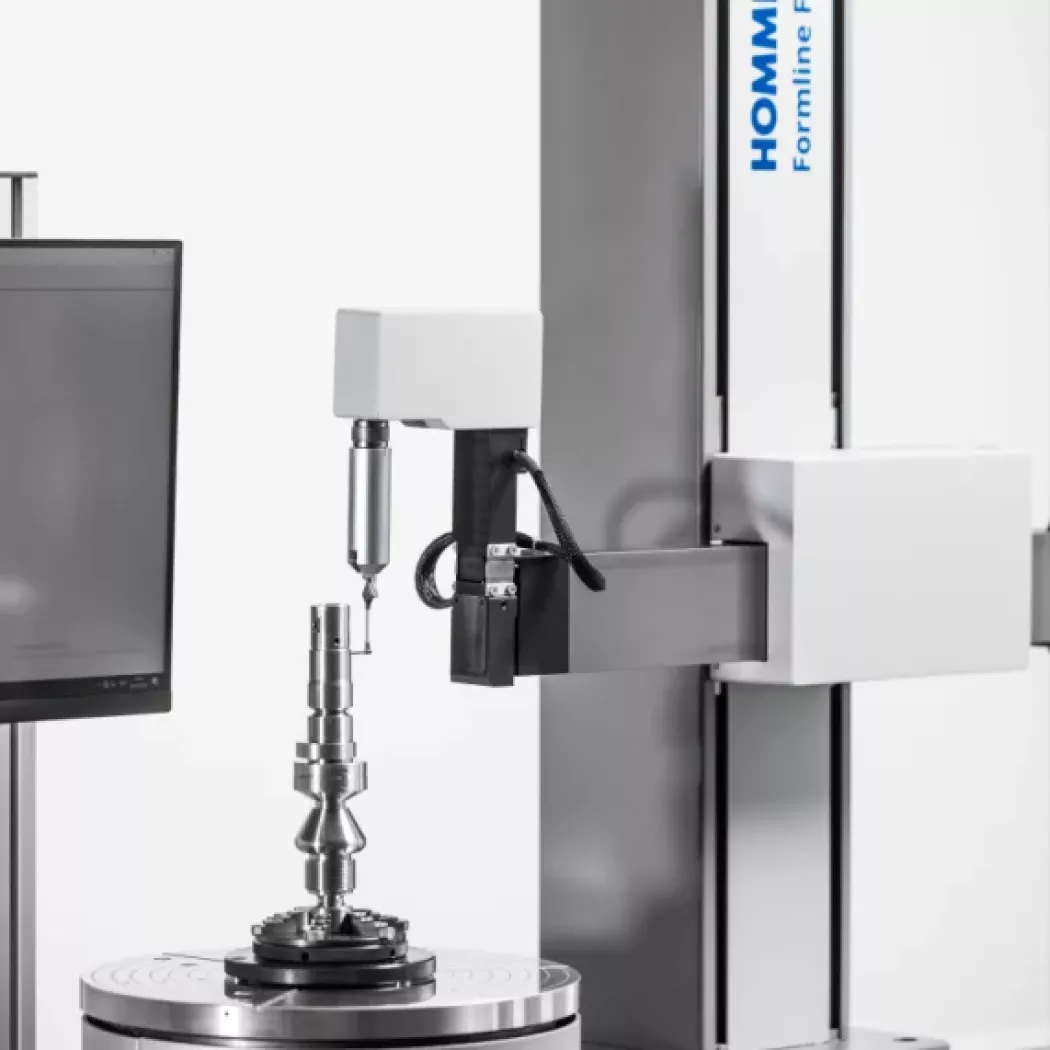 Sonda pomiarowa urządzenia Formline F900 podczas badania elementów obrotowych