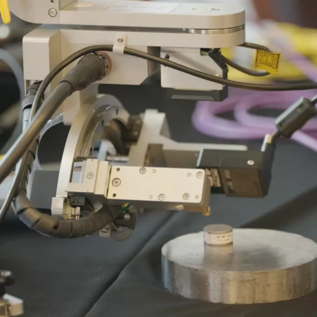 Przenośny dyfraktometr XRD Edge GNR w&nbsp;przykładowym użyciu