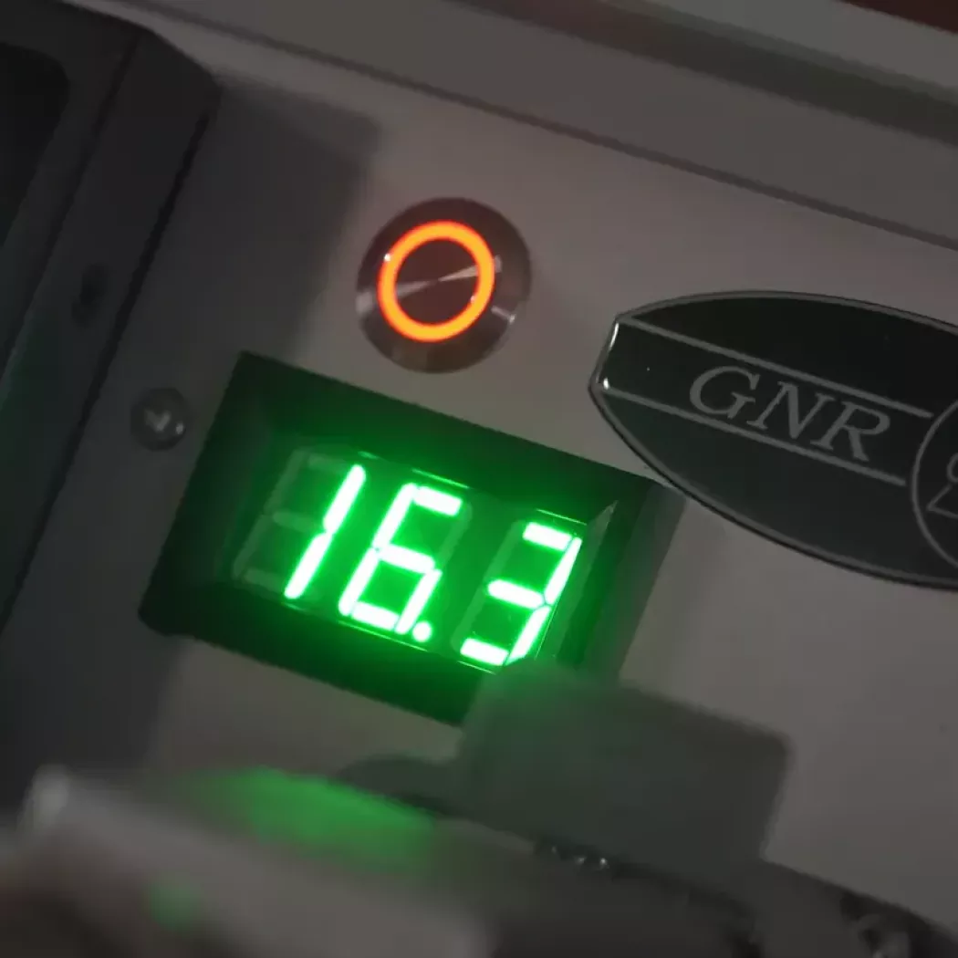 Zbliżenie na panel sterowania i&nbsp;wskaźnik urządzenia ESAPORT PLUS (GNR)