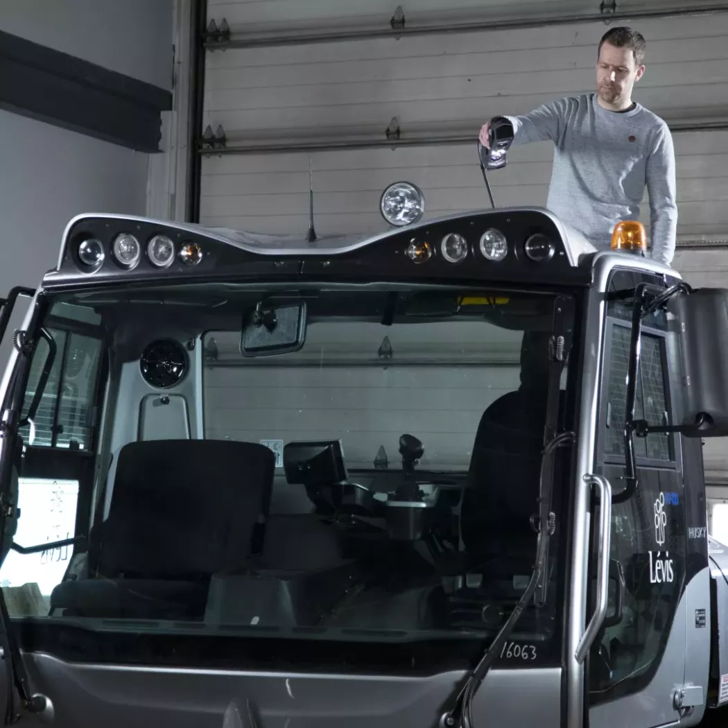 Operator trzyma mobilny skaner 3D Go!SCAN SPARK podczas pomiarów