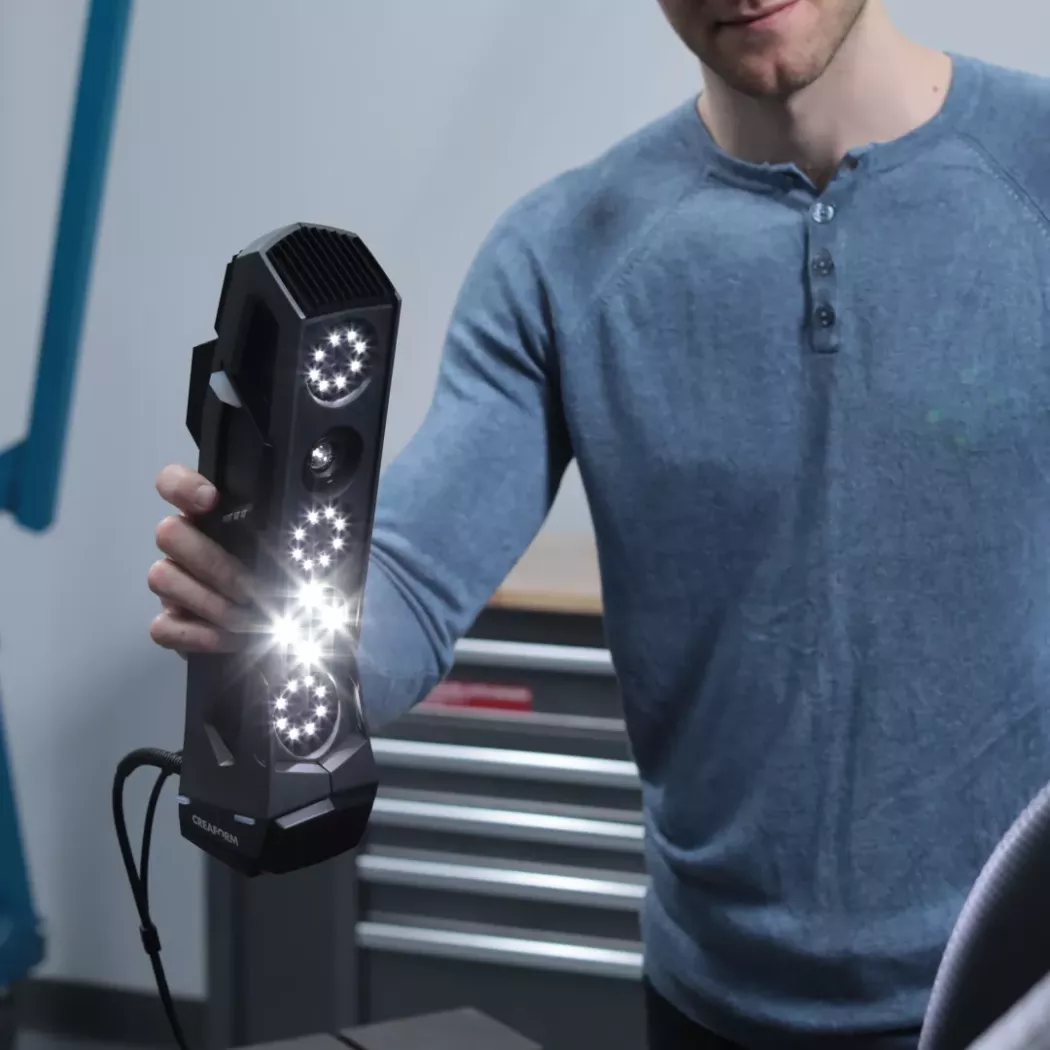 Operator wykonuje skanowanie 3D skanerem Go!SCAN SPARK w&nbsp;laboratorium metrologii