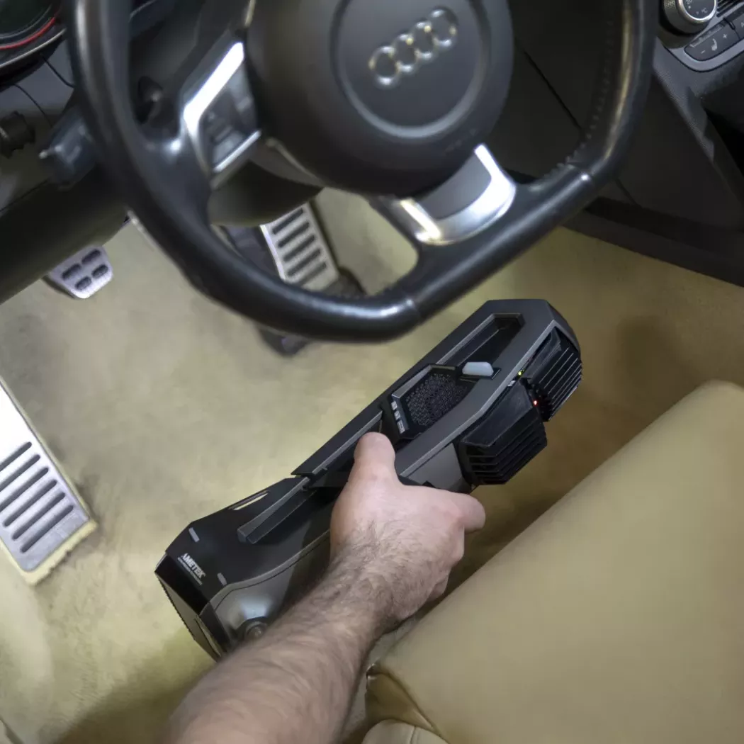 Skanowanie wnętrza samochodu przy użyciu ręcznego skanera 3D Go!SCAN SPARK