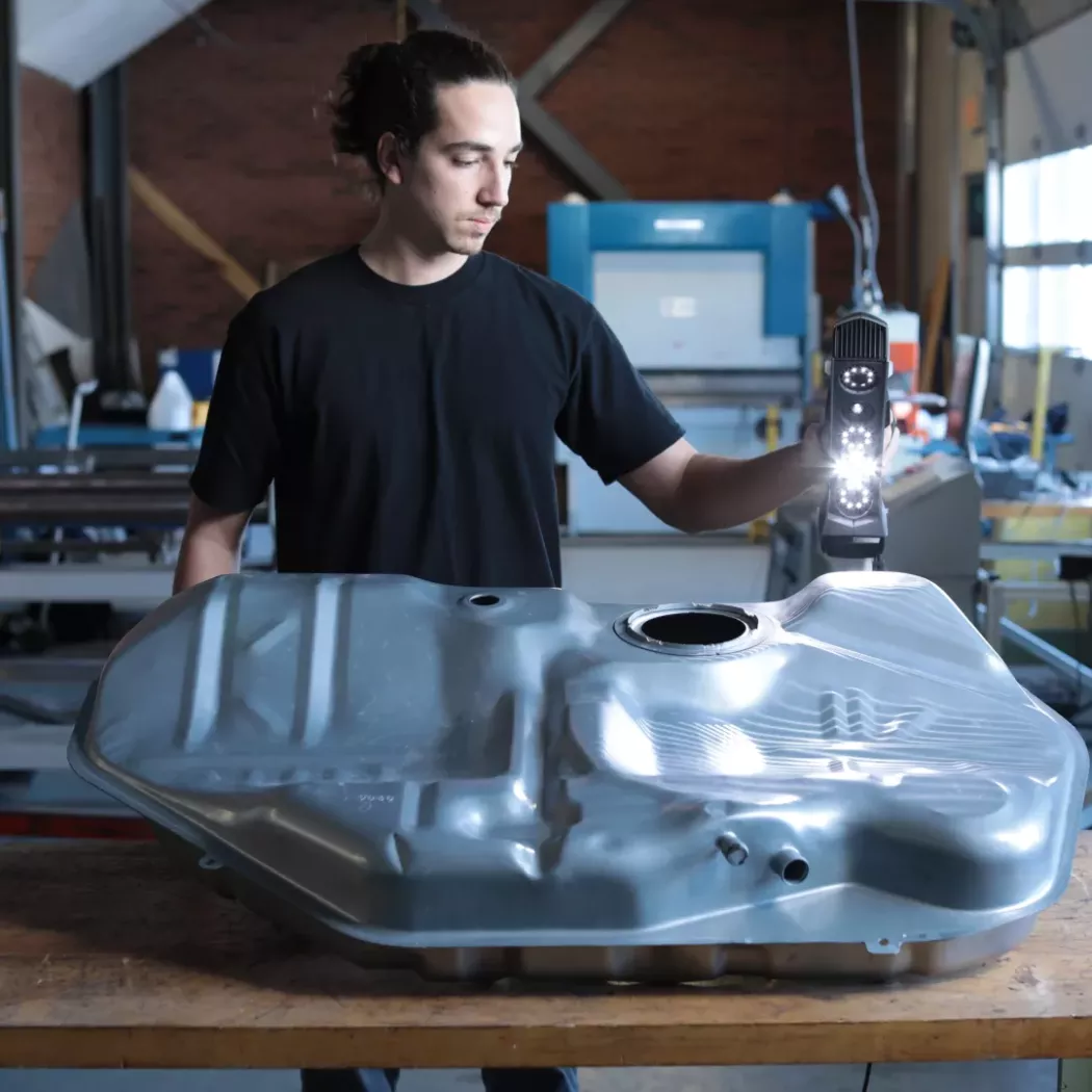 Operator skanuje metalowy zbiornik skanerem 3D Go!SCAN SPARK w&nbsp;warsztacie automotive