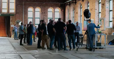 Uczestnicy w&nbsp;hali Muzeum Hutnictwa Cynku; po prawej pokaz cobota ze skanerem 3D.