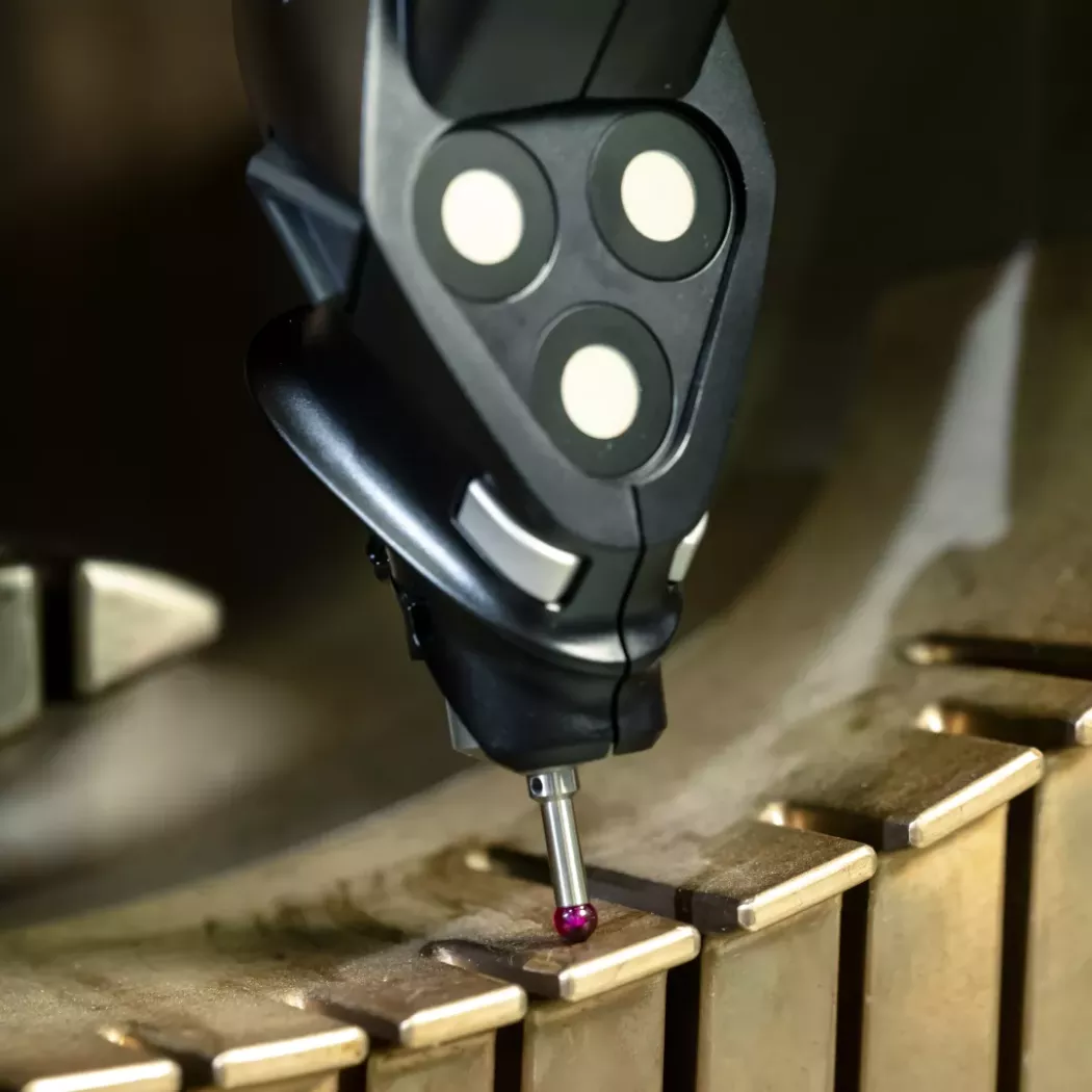 Zbliżenie sondy HandyPROBE NEXT mierzącej powierzchnię formy metalowej