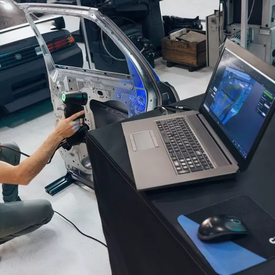 Inżynier skanujący drzwi pojazdu skanerem HandySCAN BLACK