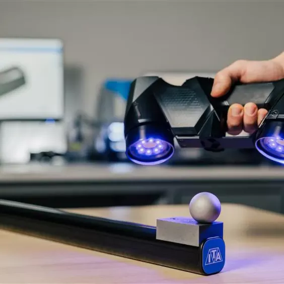 Ręczny skaner 3D HandySCAN 3D MAX Creaform skanuje element referencyjny – szybkie, precyzyjne pomiary dużych obiektów