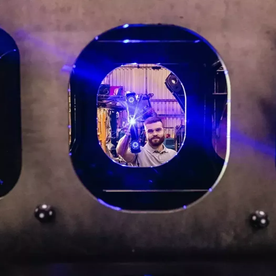 Widok linii laserowych HandySCAN 3D MAX podczas skanowania stalowej ramy — precyzyjna digitalizacja elementu