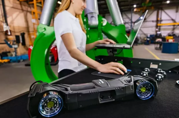 Skaner 3D Creaform HandySCAN 3D MAX podczas skanowania dużego elementu przemysłowego