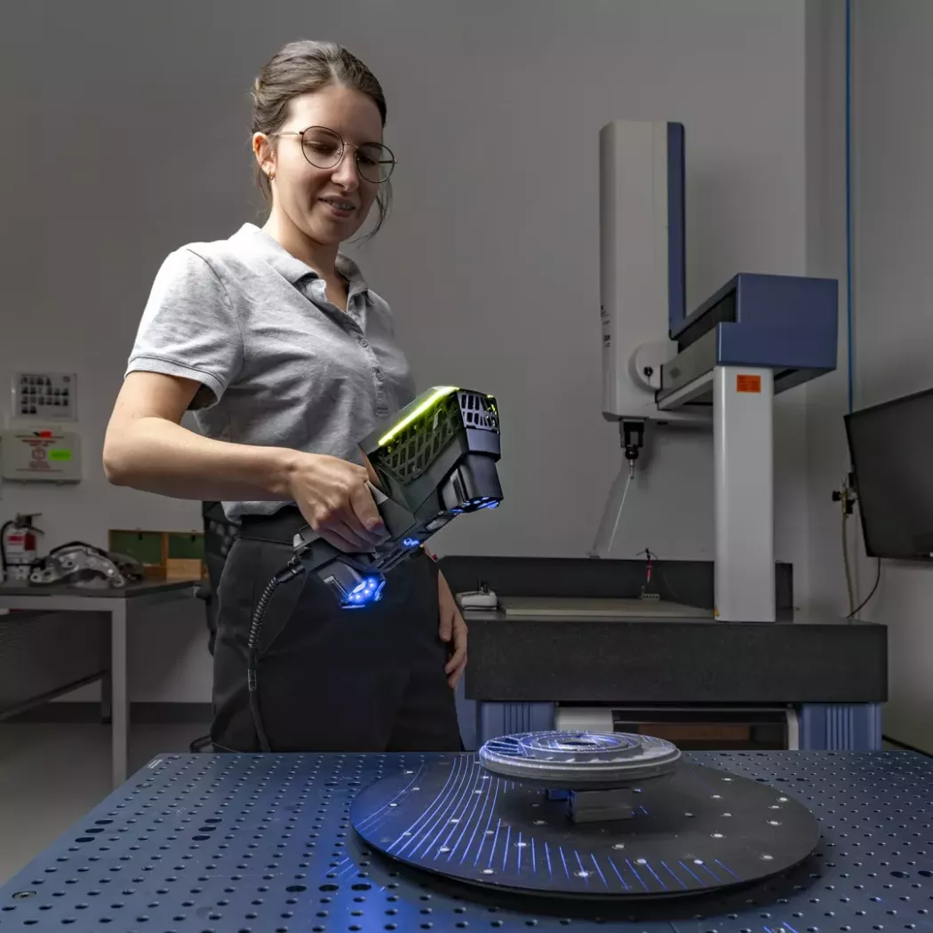 Inżynier używający HandySCAN EVO do skanowania precyzyjnego koła zębatego