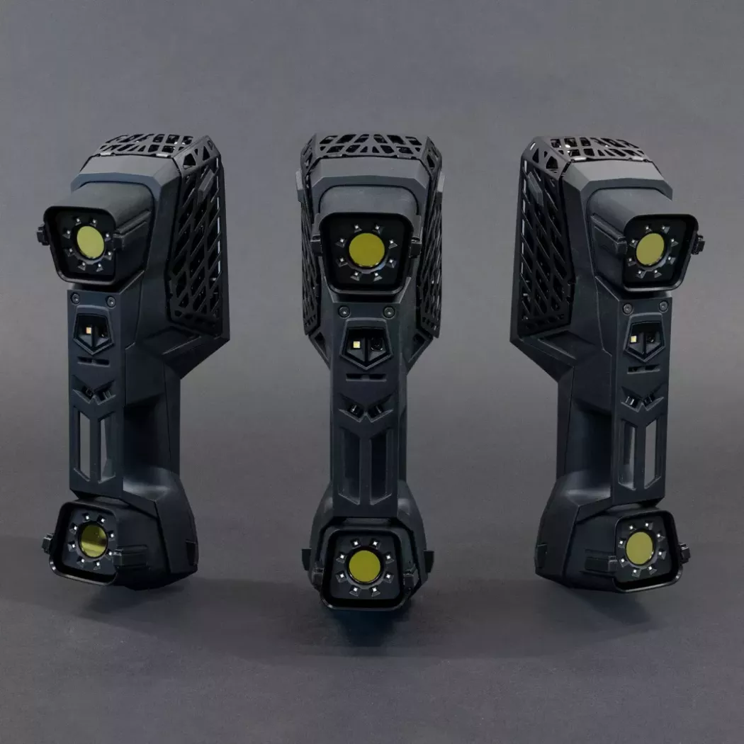 Trzy perspektywy skanera 3D HandySCAN EVO – front, lewa i&nbsp;prawa strona