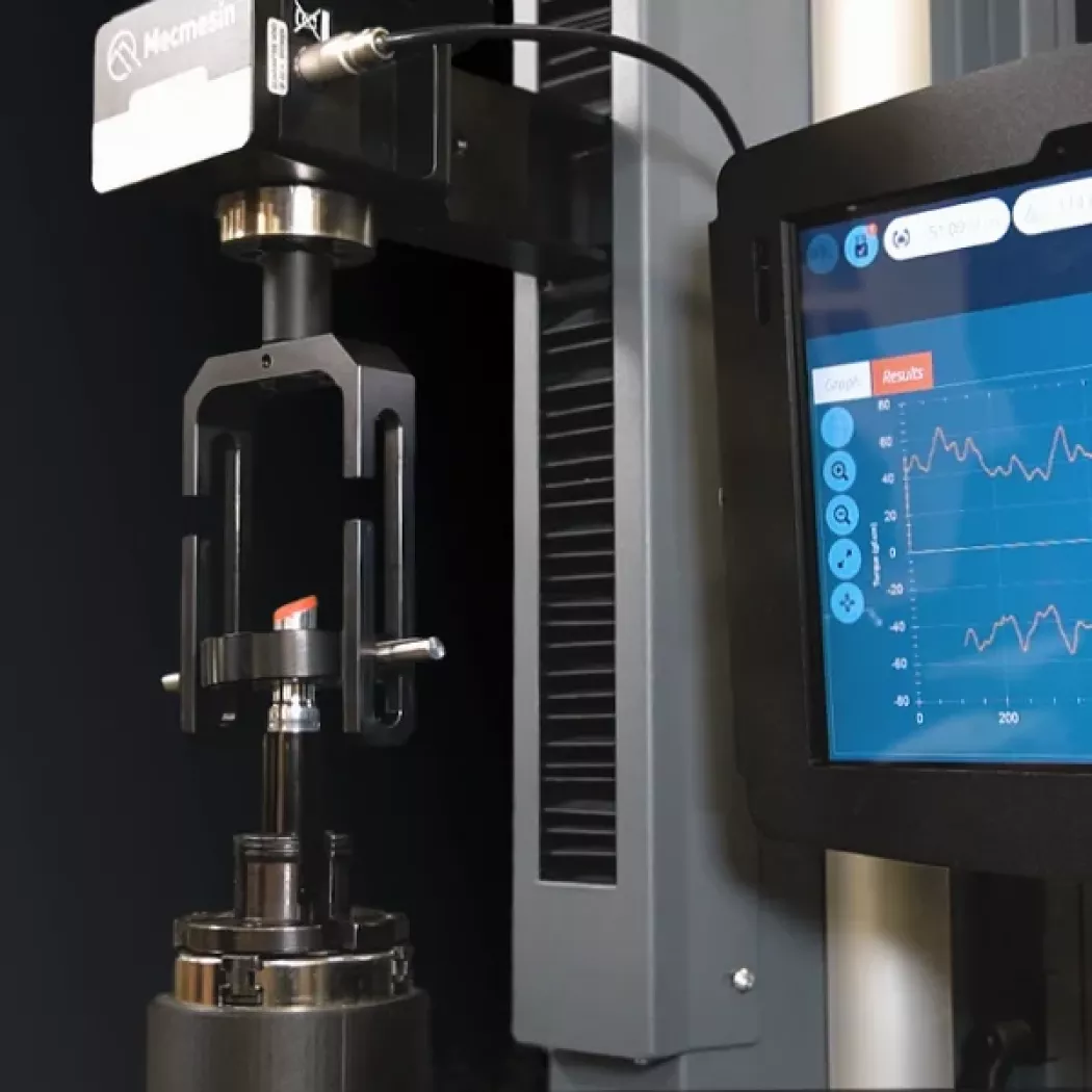 Test momentu obrotowego mechanizmu wysuwu wkładu pomadki na stanowisku HelixaPro