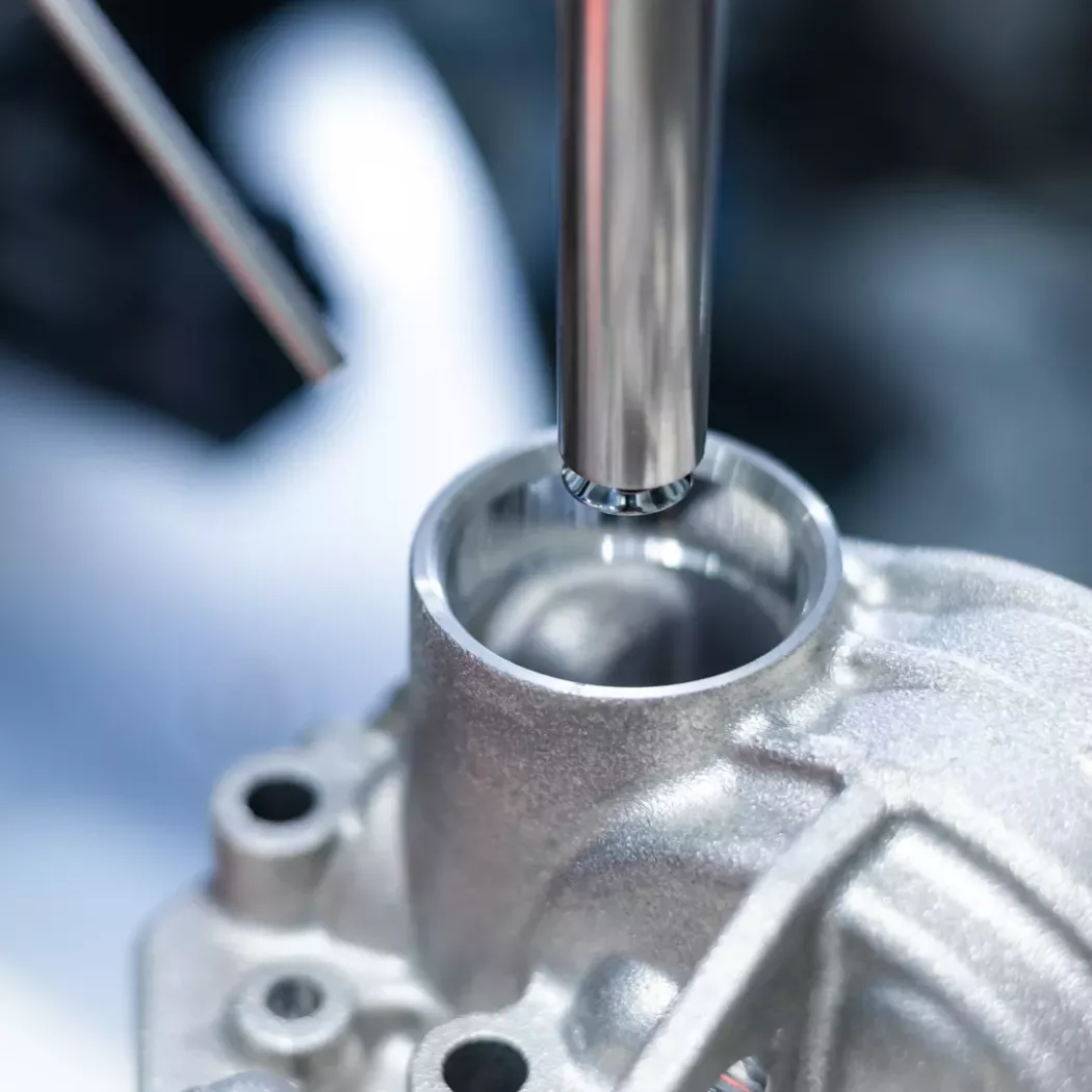 Pomiar wnętrza komponentu metalowego za pomocą sondy optycznej Visionline – ITA Polska