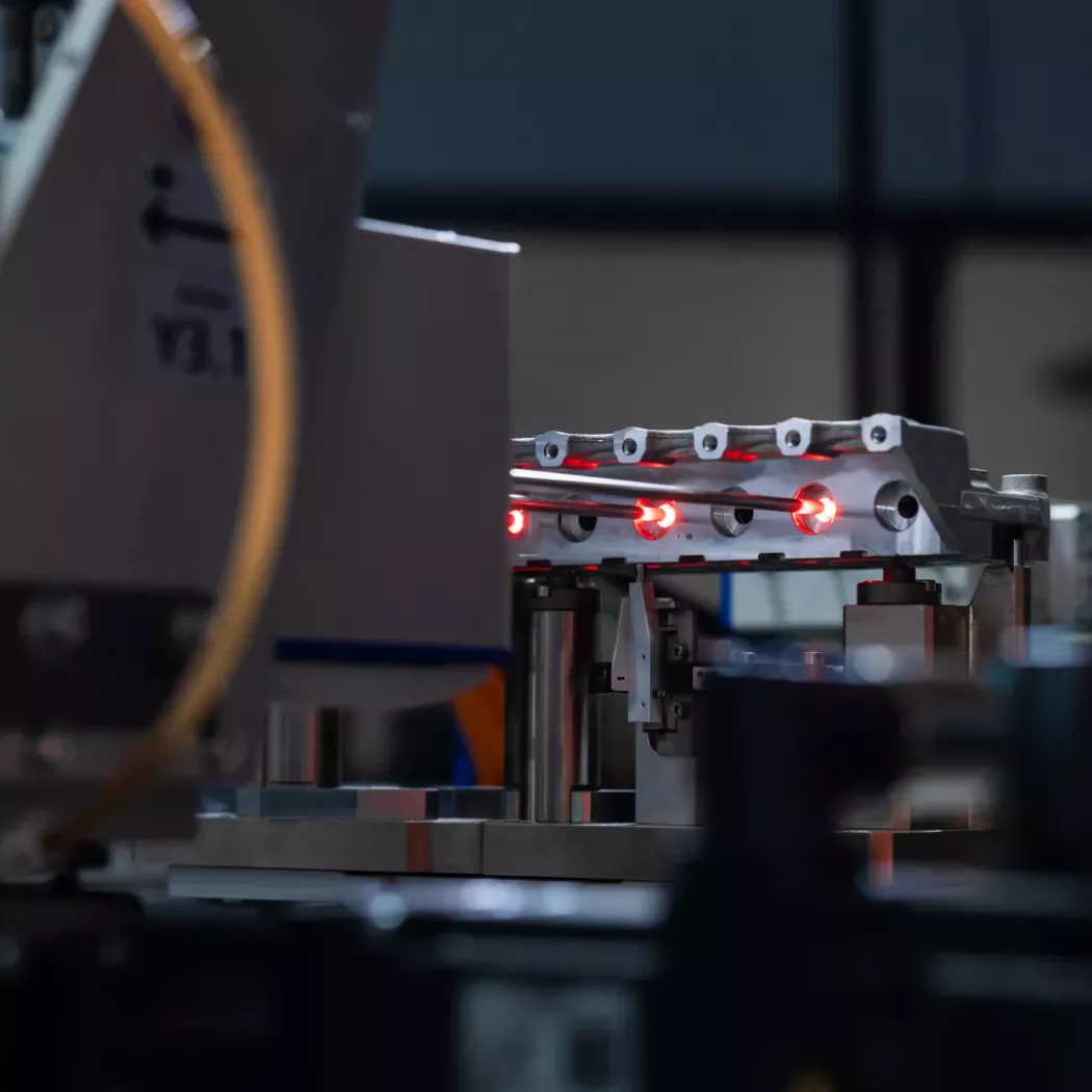 System pomiarowy Visionline B20 Hommel-Etamic z&nbsp;czerwonym światłem laserowym podczas kontroli detalu