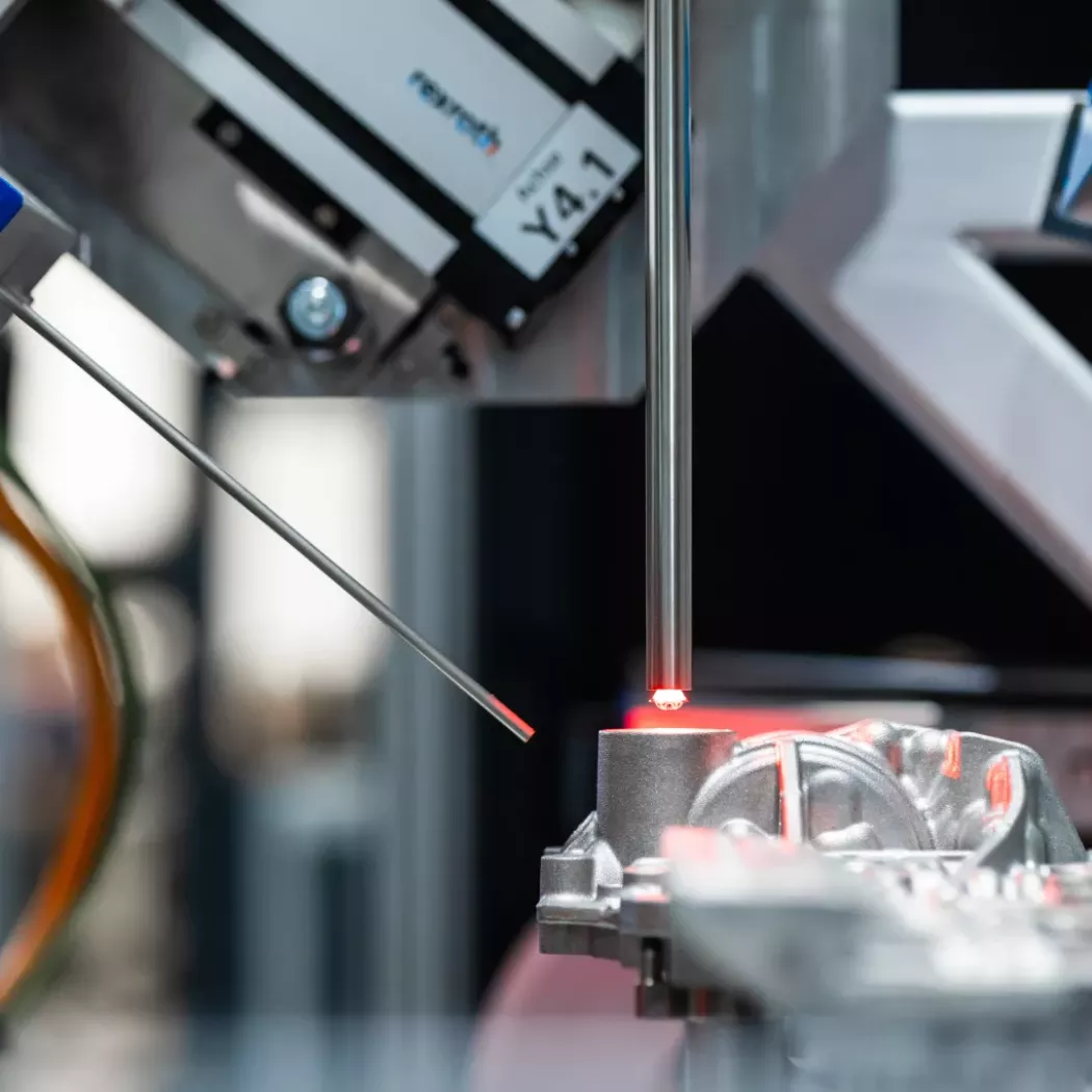 Czujnik laserowy Visionline B20 podczas pomiaru detalu metalowego w&nbsp;systemie Hommel-Etamic