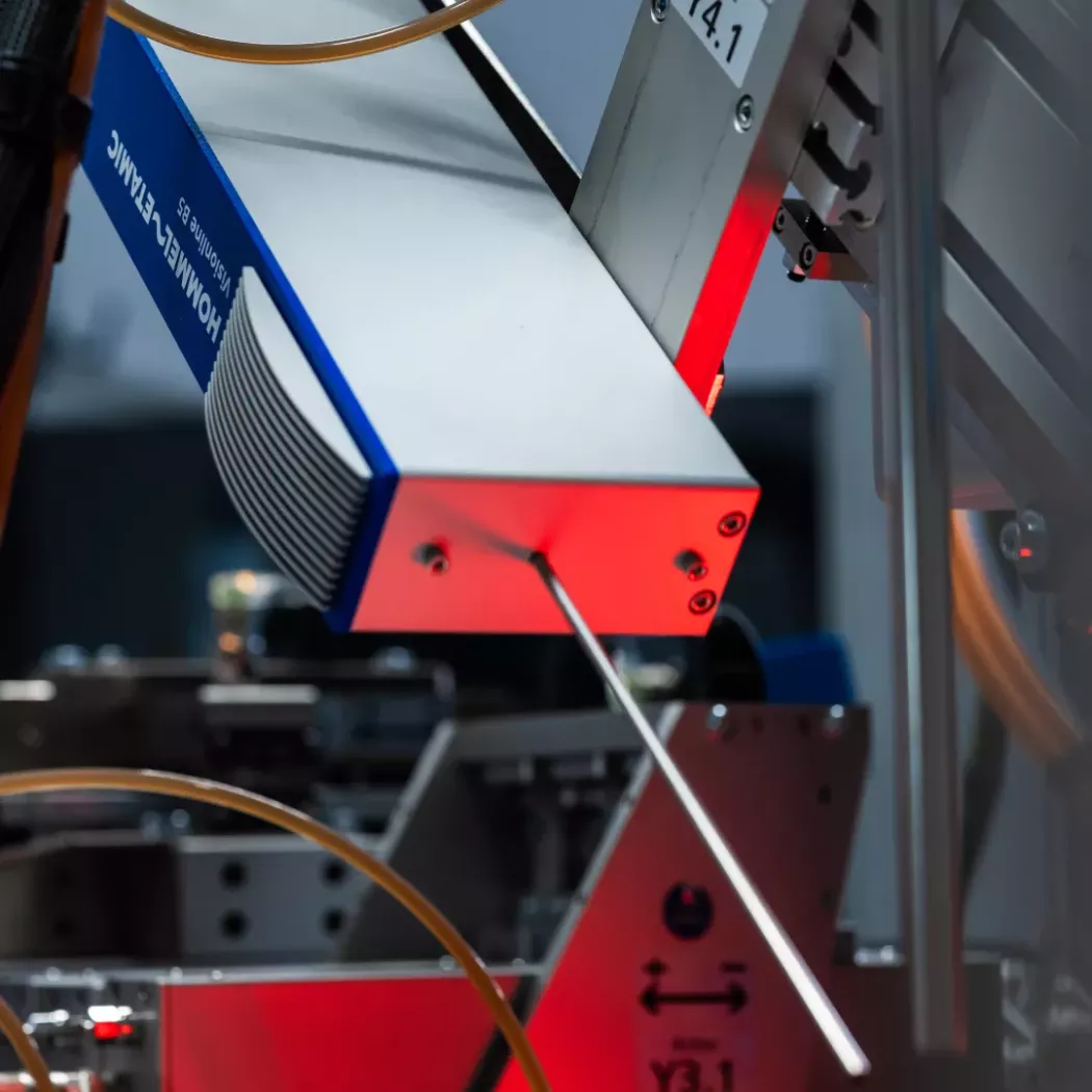 Laserowy system pomiarowy Hommel-Etamic Visionline B20 skanujący metalowy komponent