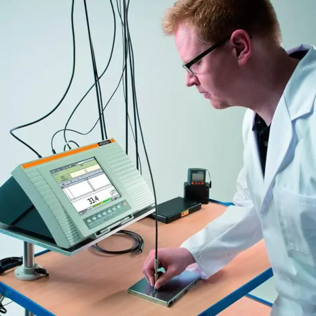 Stanowisko do inspekcji płytek PCB z&nbsp;systemem pomiarowym FISCHERSCOPE MMS PC2