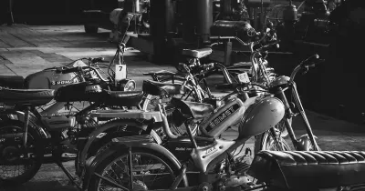 Rząd motorowerów Romet prezentowanych w&nbsp;Muzeum Hutnictwa Cynku.