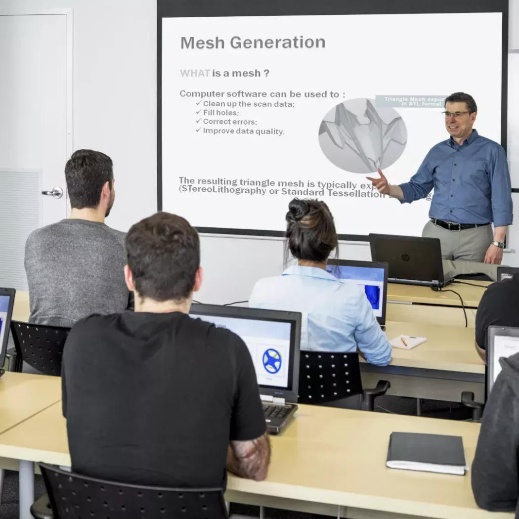 Studenci podczas szkolenia z&nbsp;generowania siatki w&nbsp;oprogramowaniu Creaform